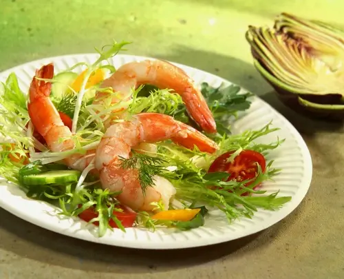 PAPSTAR Teller, Pappe "pure" rund Ø 19 cm weiß extra stark, weißer runder Einwegteller aus 100 % Frischfaserkarton mit Garnelen-Salat, FSC-zertifiziert