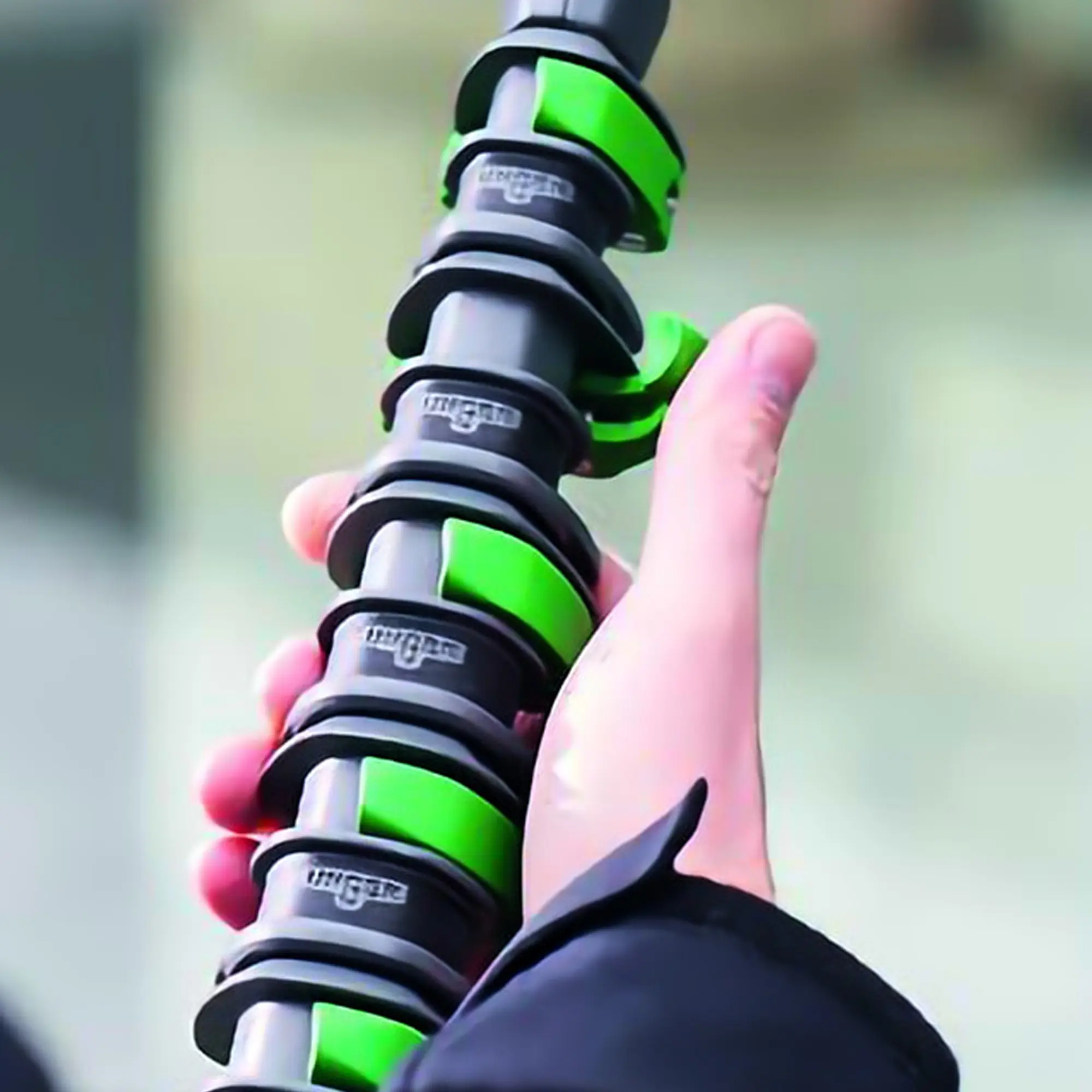 Unger nLITE Carbon 24k Reinwasser-Teleskopstange von Unger mit ergonomischen grünen Klemmverschlüssen für HydroPower Ultra Reinwasser-System, handgeführt