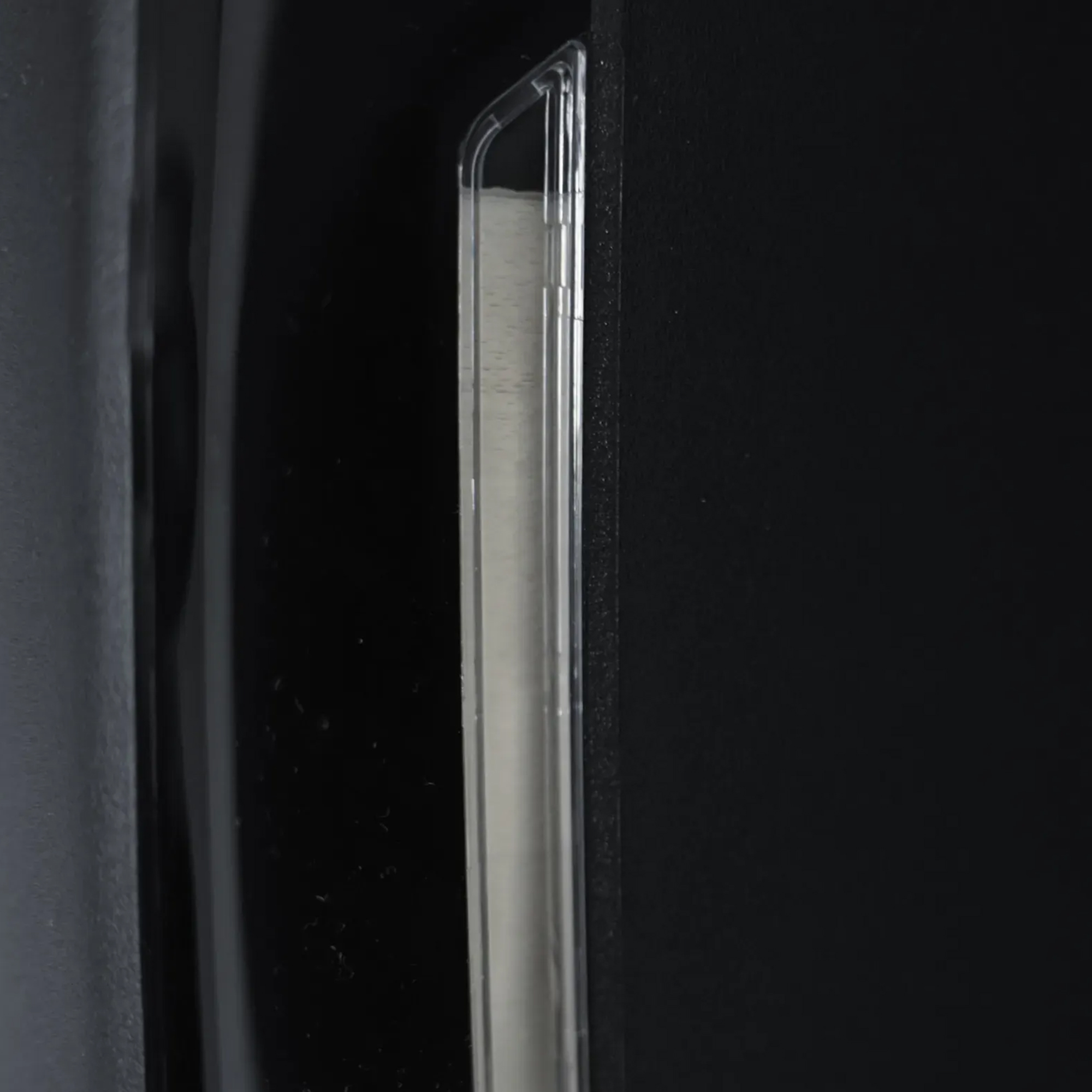 Schwarzer Wandseifenspender mit schlankem Gehäuse zur Wandmontage, Vorderansicht eines modernen Seifenspenders mit glatter Oberfläche