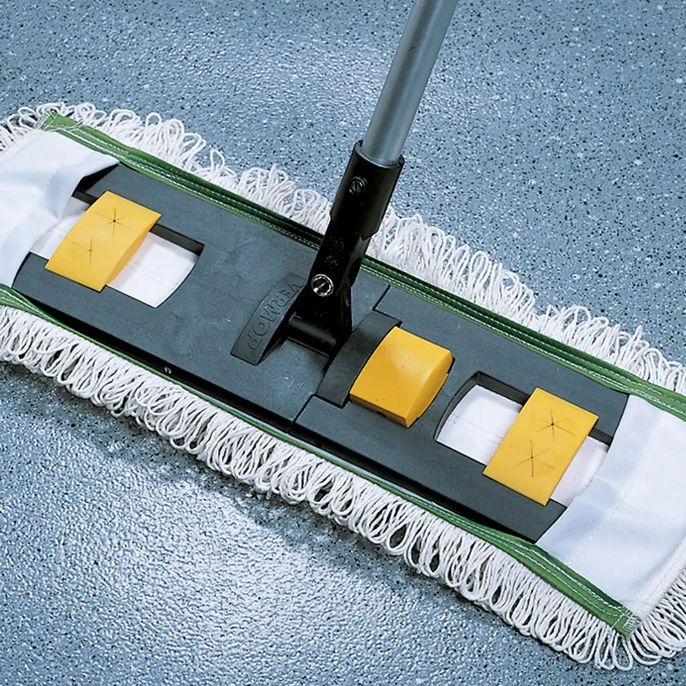 Bode Dismofix G Glanzreiniger von Bode-Chemie im Einsatz zur streifenfreien Reinigung wasserfester Böden mit Wischmopp auf strukturierter Fläche