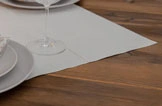 Tischläufer weiß auf Holztisch, eingedeckter Tisch mit Tellern und Weingläsern, Artikelnummer 12345