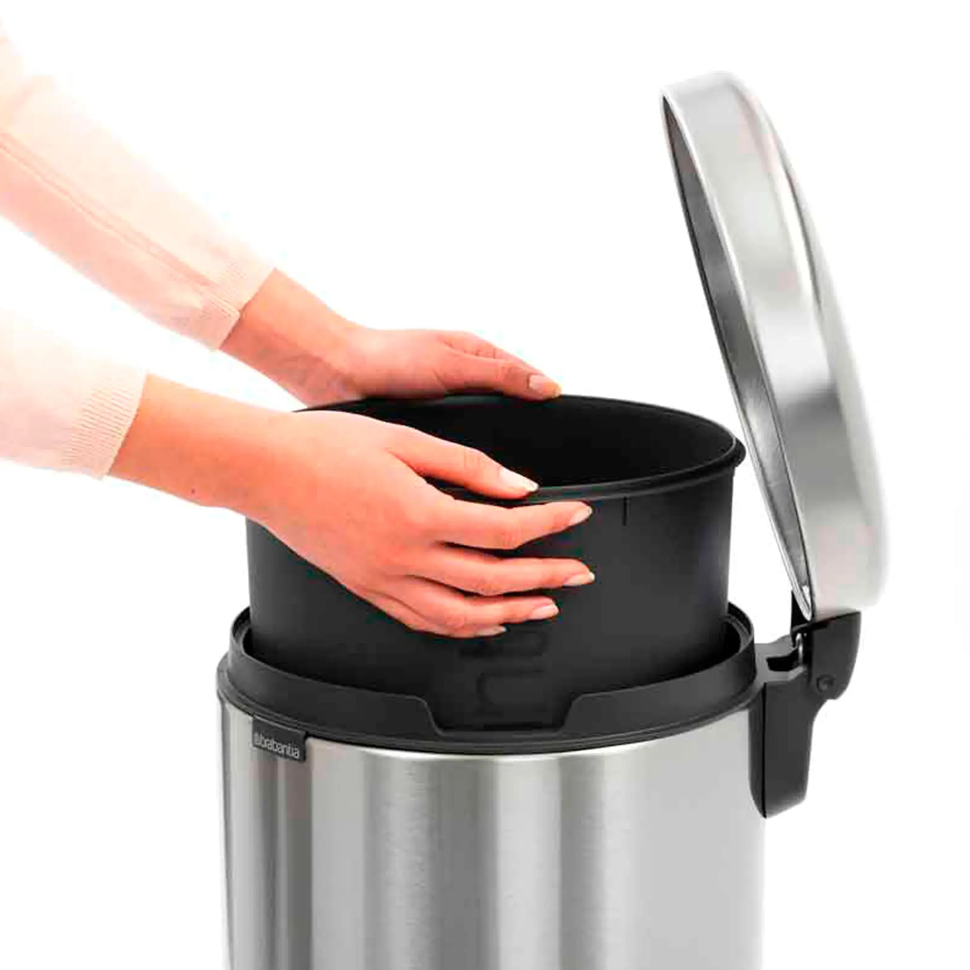 Brabantia newIcon Tretmülleimer 30 Liter aus Edelstahl mit geöffnetem Soft-Close-Deckel und herausnehmbarem Kunststoff-Inneneimer für Küche und Arbeitsraum