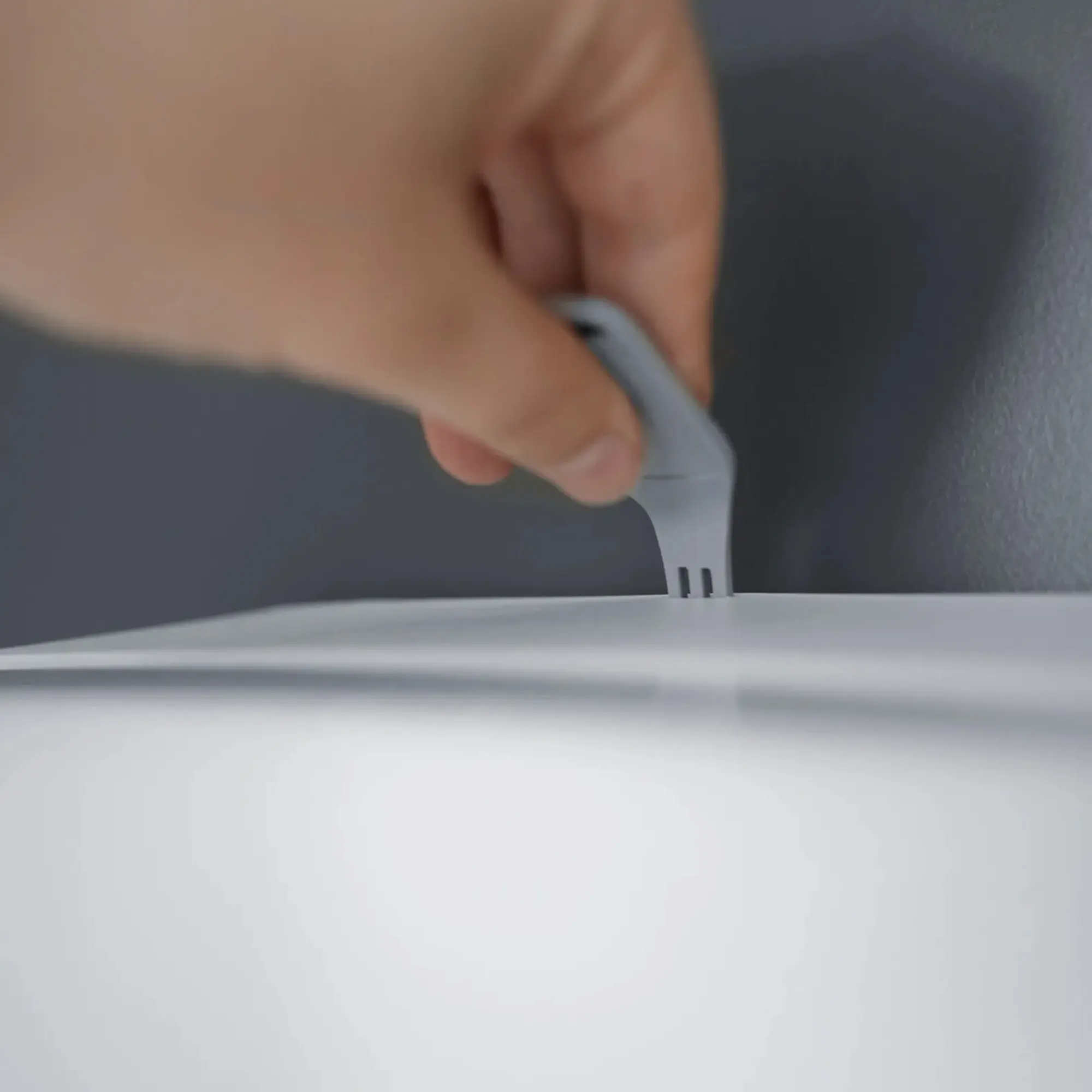 SEMYtop Toilettenpapierspender für 2 Rollen kernlos aus robustem Kunststoff, komfortables Öffnen des Spenders mit Schlüssel