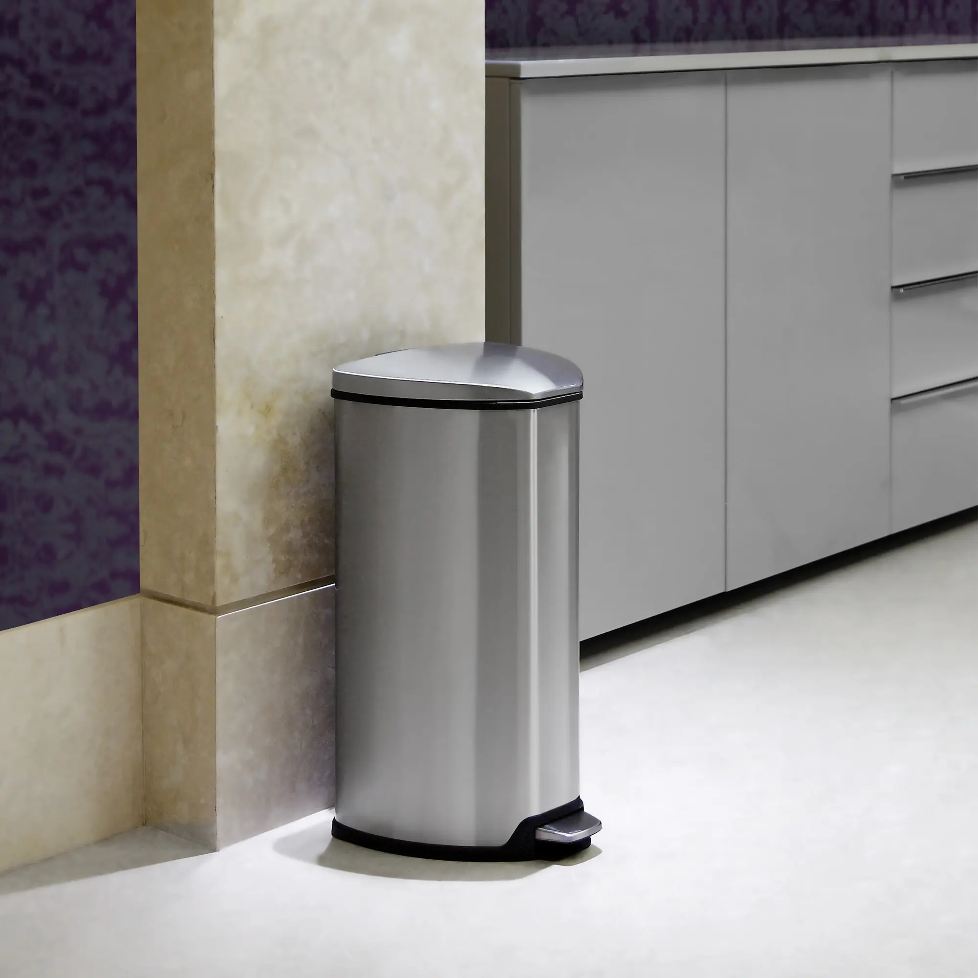 EKO Grace Tretmülleimer 35 Liter aus mattem Edelstahl mit Soft-Close-Deckel, Anti-Fingerabdruckbeschichtung und herausnehmbarem Inneneimer, freistehend in moderner Küche