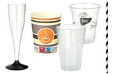Einwegbecher und Einweggläser Sortiment für Getränke, bedruckte Kaffeebecher, transparente Plastikbecher, Sektglas aus Kunststoff und gestreifter Trinkhalm