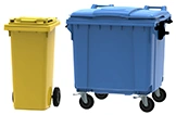 Mülltonnen-Set mit gelber 240-Liter-Tonne und blauem 1100-Liter-Container auf Rollen, nebeneinander stehend, Artikelnummer