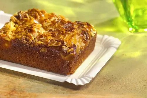 PAPSTAR Teller, Pappe "pure" eckig 16,5 x 23 cm weiß aus 100 % Frischfaserkarton, FSC-zertifizierter Einweg-Kuchenteller für Kuchen und Gebäck, Verpackungseinheit 2 x 250 Stück