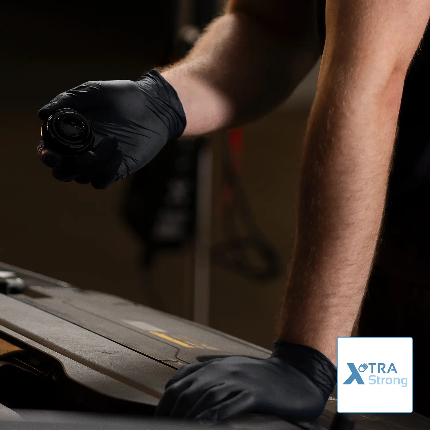 ARNOMED XTRA STRONG NITRIL BLACK Nitrilhandschuhe schwarz puderfrei, robuste fingertexturierte Einweghandschuhe von ARNOMED für sicheren Griff bei handwerklichen und medizinischen Tätigkeiten, VE 100 Stück