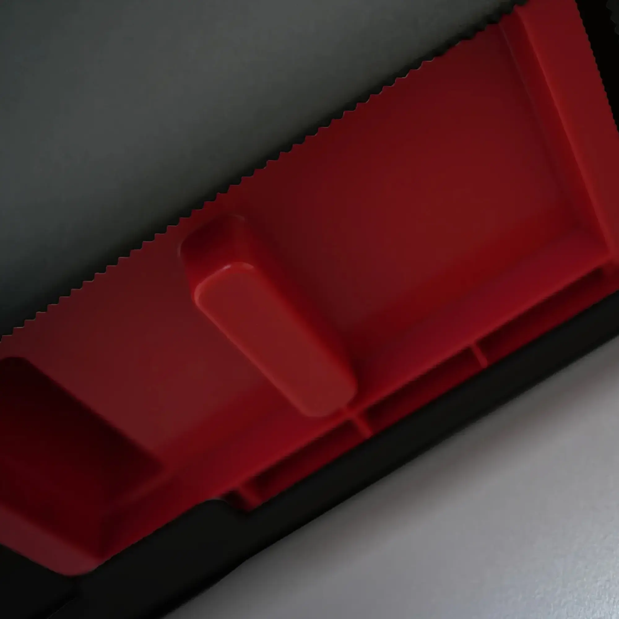 SEMYtop Maxi Jumbo Toilettenpapierspender für 2 Rollen bis Ø 23 cm, Detailansicht des roten Innenmechanismus für Jumborollen im robusten Kunststoffgehäuse