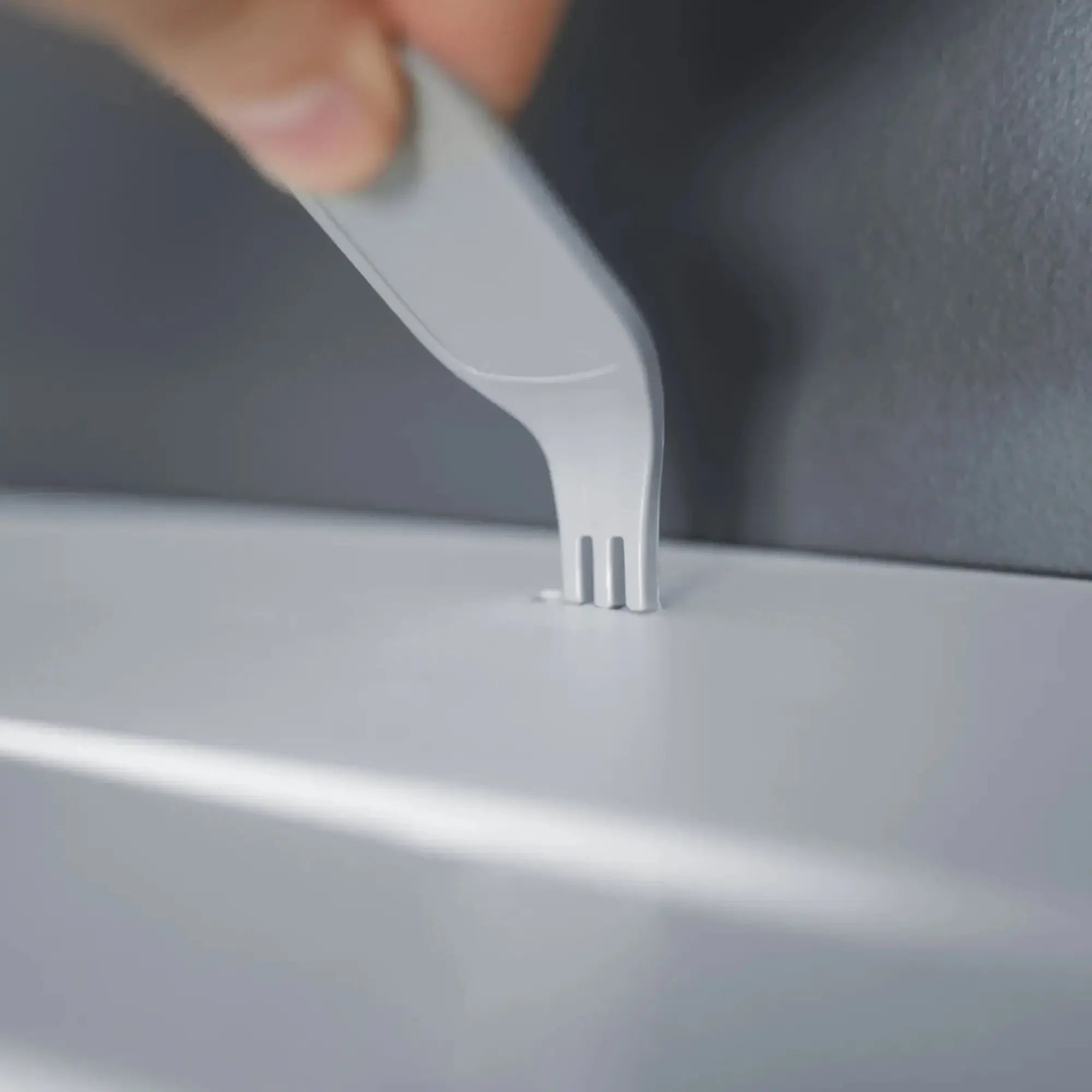 SEMYtop Maxi Jumbo Toilettenpapierspender für 2 Rollen bis Ø 23 cm, Detailansicht der komfortablen Entriegelung mit Kunststoffschlüssel am Gehäuseoberteil