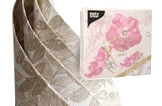 Servietten mit rosa Blumenmotiv und passendem beigefarbenem Schleifenband mit Blattmuster, dekorativ kombinierbar, Artikelnummer 512