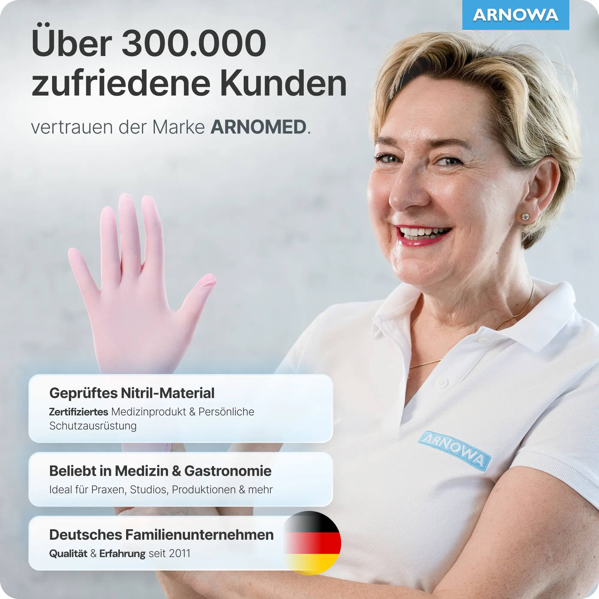 ARNOMED RAINBOW NITRIL BLOSSOM ROSE Nitrilhandschuhe rosa puderfrei, getragen von lächelnder Anwenderin; geprüfte, zertifizierte Untersuchungshandschuhe aus Nitril für Medizin, Labor, Altenpflege, Kosmetik und Lebensmittelbereich, Marke ARNOMED