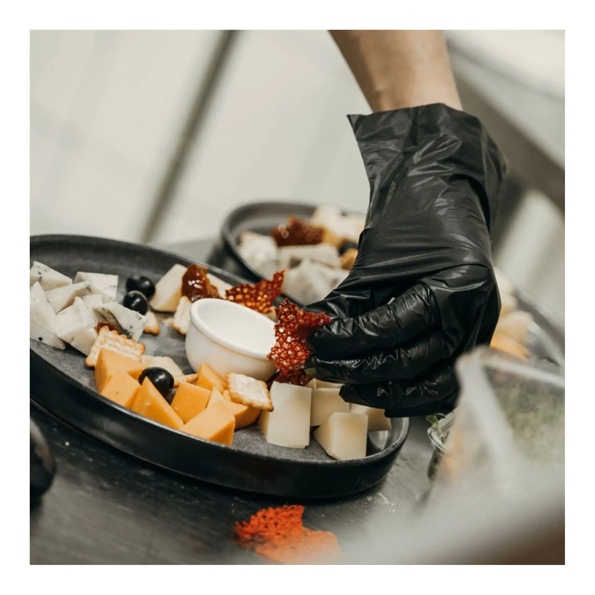 Hygostar Allfood Thermosoft TPE-Handschuhe schwarz, puderfreie Einweghandschuhe für hygienische Arbeiten mit Lebensmitteln auf Servierplatte, VE 2000 Stück