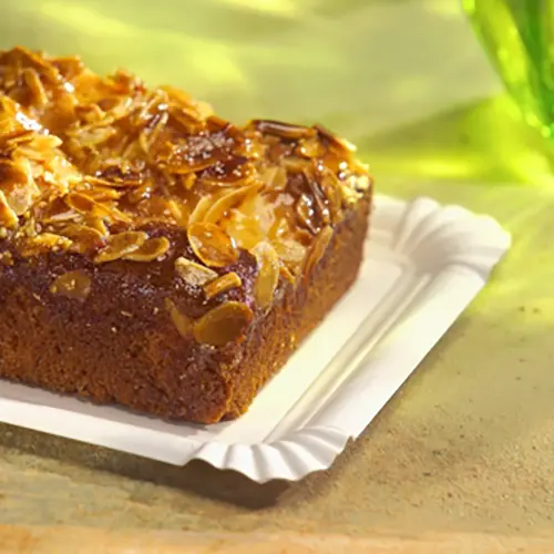 PAPSTAR Teller, Pappe pure eckig 13 x 20 cm weiß, stabiler FSC® Frischfaserkarton-Kuchenteller mit Stück Blechkuchen, 25 x 12 Stück, Art.-Nr. 87477