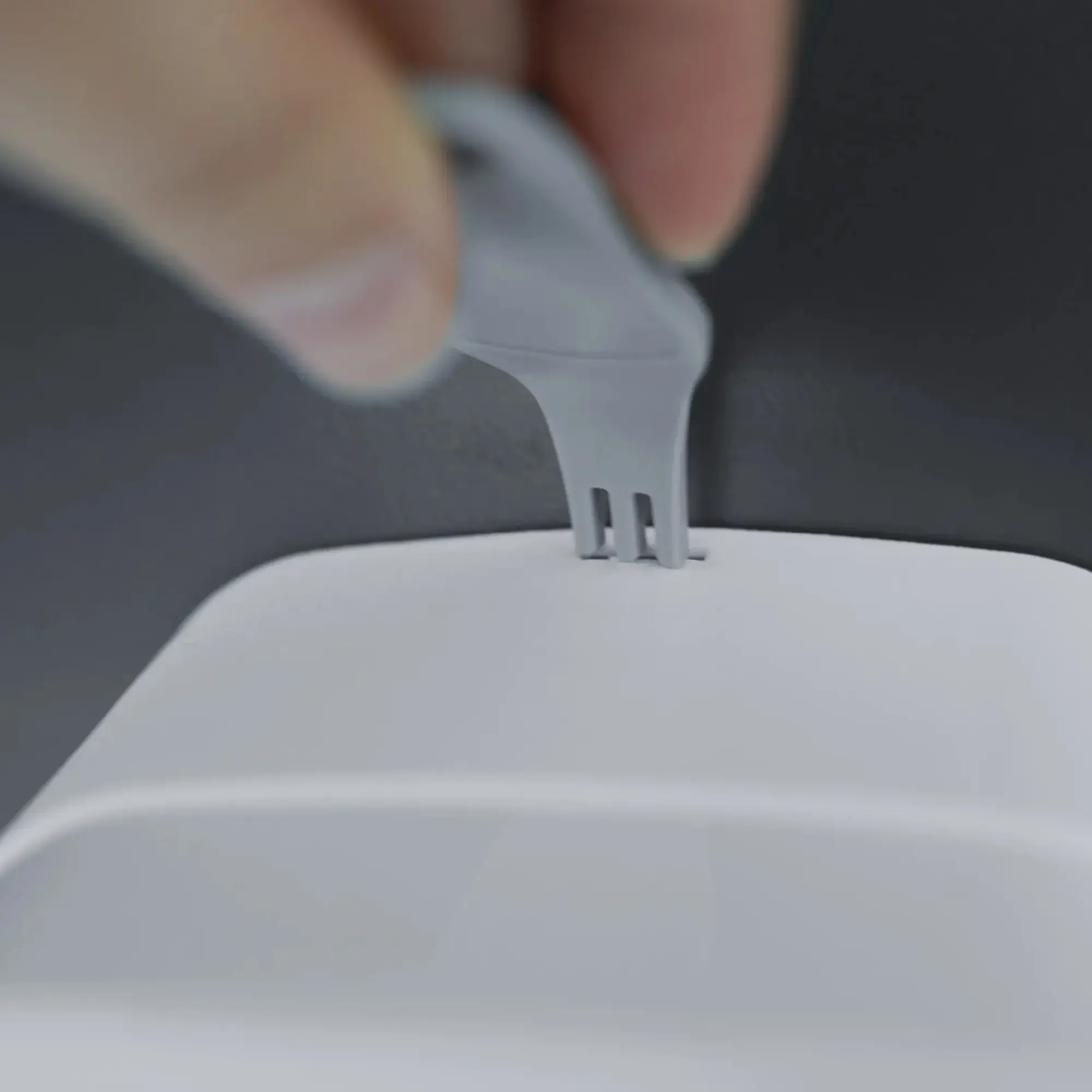 SEMYtop Seifenspender 500 ml Kunststoff, nachfüllbar, Detailansicht der komfortablen Deckelöffnung mit Schlüssel für hygienische Wandmontage