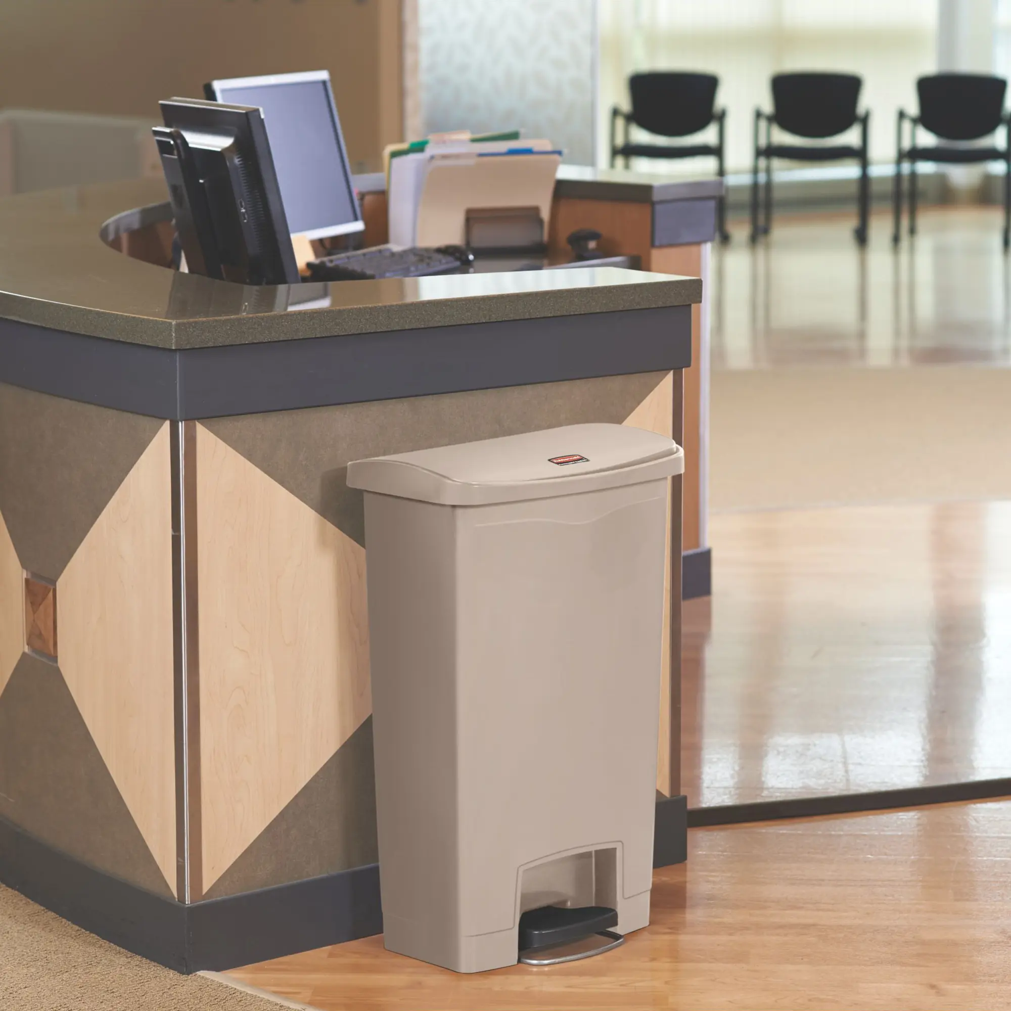 Rubbermaid Slim Jim Step on Abfallbehälter 50 Liter Front Step mit stabilem Fußpedal und geräuscharmem Deckel, schmaler Tretmülleimer für hygienische Abfallentsorgung