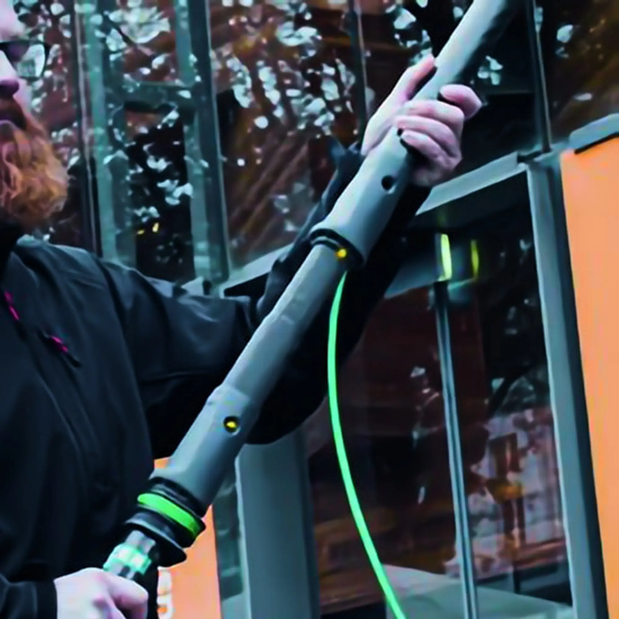 Unger nLITE Carbon Composite Reinwasser-Teleskopstange von Unger, wasserführende Carbon-Glasfaser-Teleskopstange zur Reinigung hoher Glasflächen mit HydroPower Ultra, ergonomischer Griff und Schlauchführung