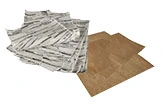 Seidenpapier braun und weiß bedruckt zum sicheren Verpacken und Auspolstern von Waren, Stapel in zwei Farbvarianten