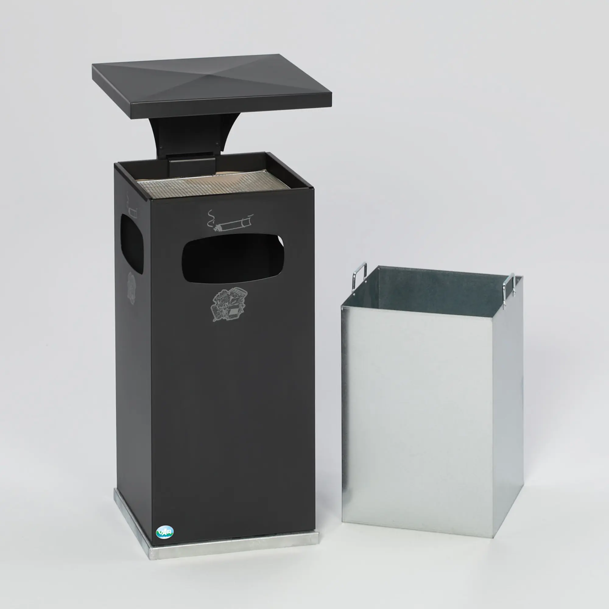 VAR B 32 Abfallbehälter 38 Liter mit Ascher, Löschsandebene und verstärktem Schutzdach aus Stahl, mit herausnehmbarem verzinktem Inneneinsatz von VAR