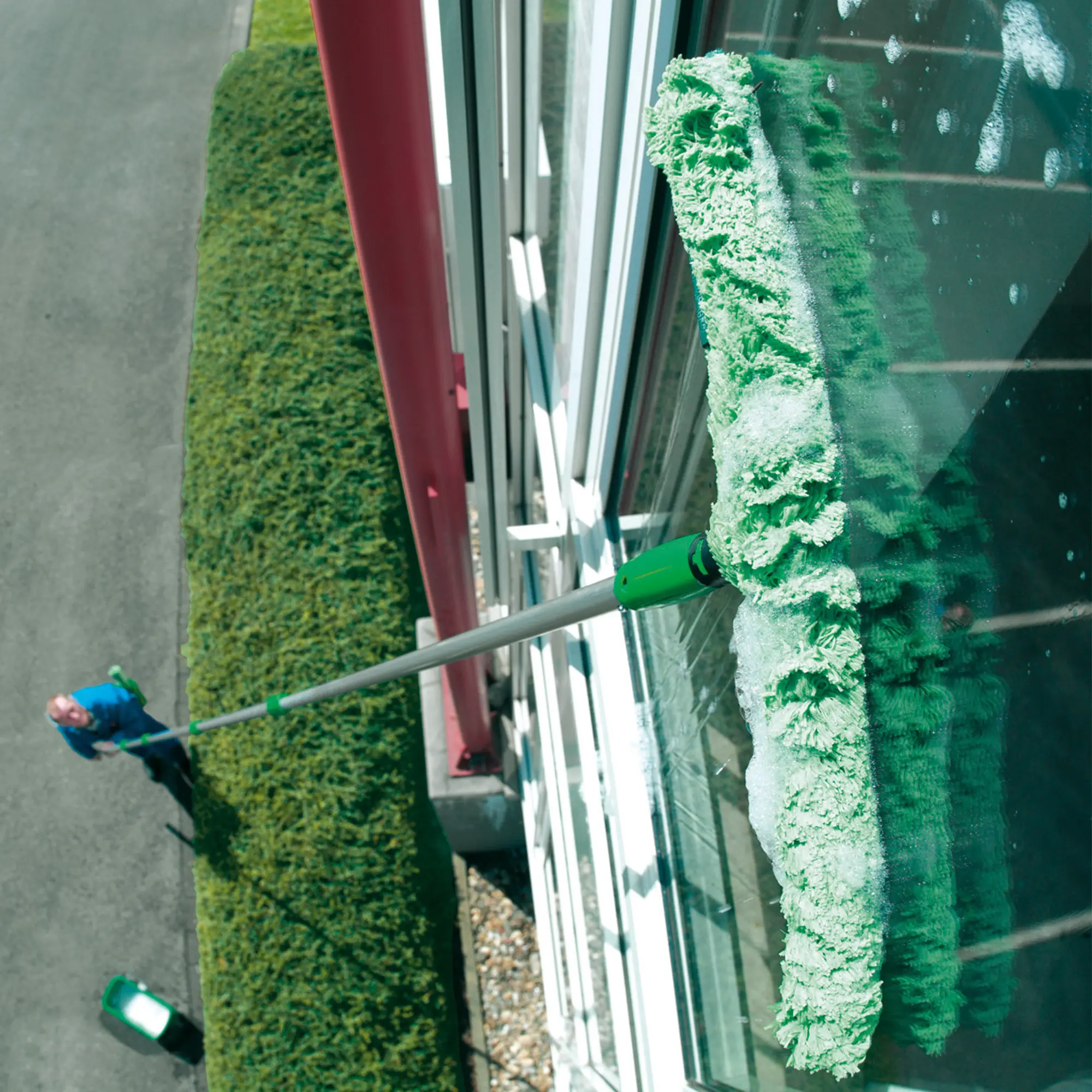 Unger StripWasher MicroStrip Einwascherbezug aus Mikrofaser beim Reinigen großer Außenfenster mit Teleskopstange, hohe Schmutz- und Wasseraufnahme für professionelle Glasreinigung
