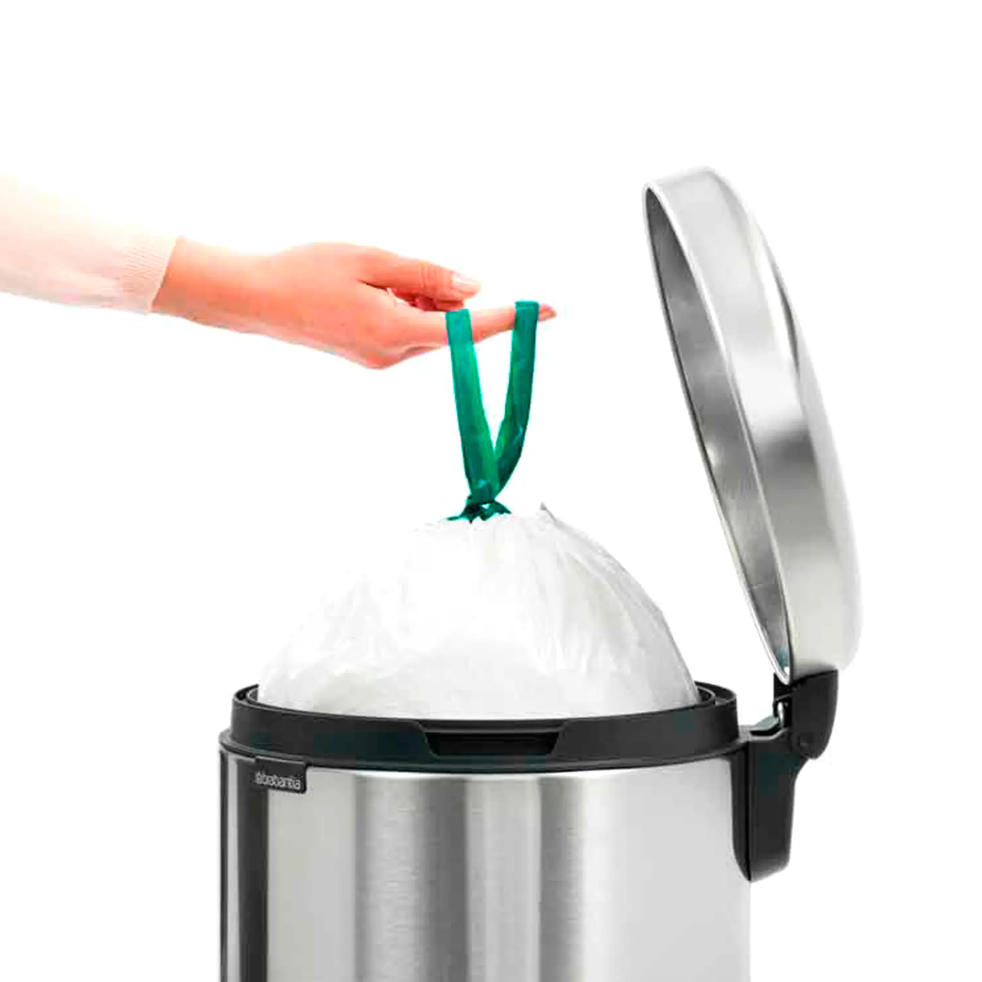 Brabantia newIcon Tretmülleimer 30 Liter aus Edelstahl mit offenem Soft-Close-Deckel, Hand zieht Müllbeutel mit Henkel aus dem herausnehmbaren Inneneimer, Art.-Nr. 30L
