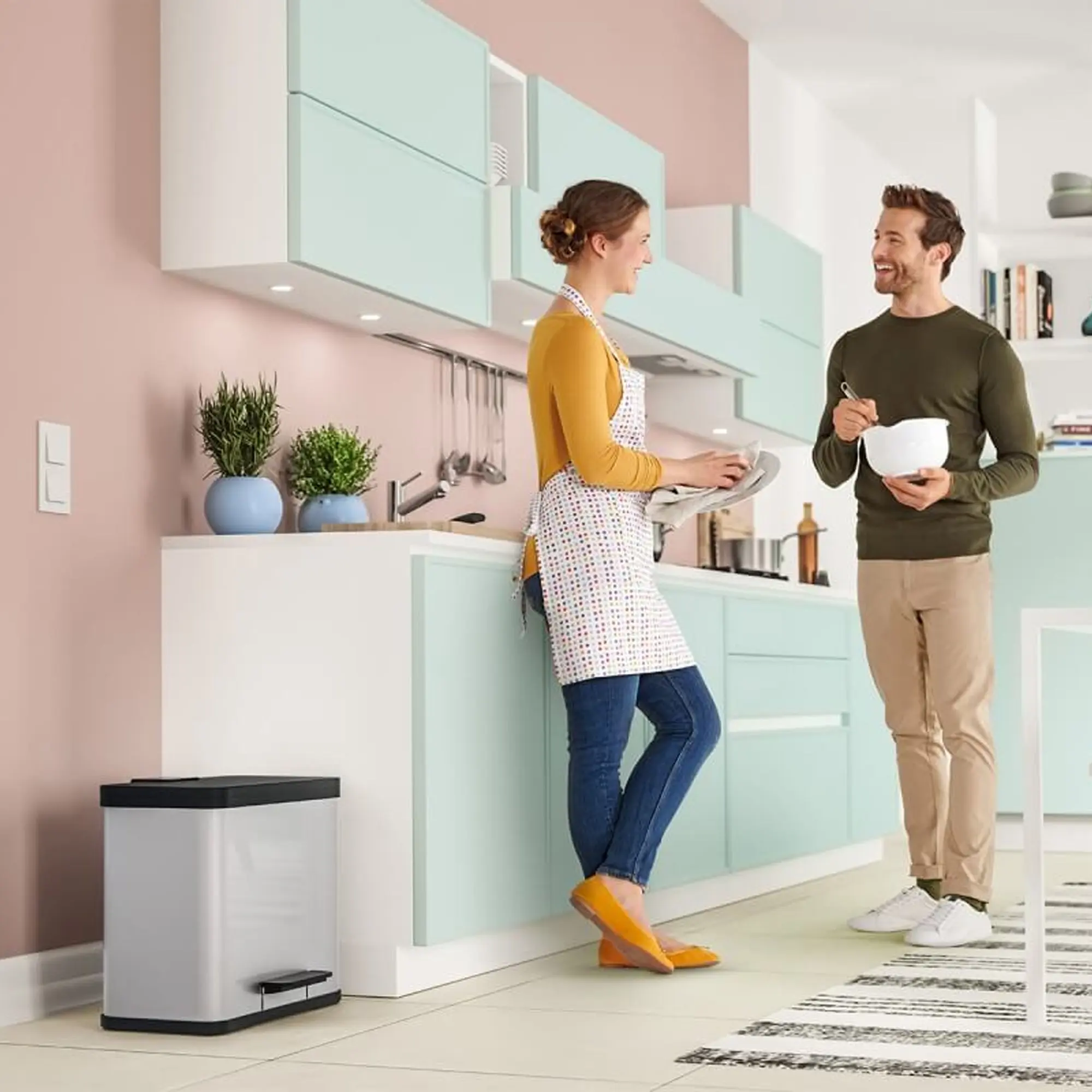 Hailo Öko duo Plus L Tretmülltrenner 1x9 und 1x17 Liter aus Edelstahl mit schwarzem Soft-Close-Deckel, zweigeteilten Inneneimern und Fußpedal in moderner Küche