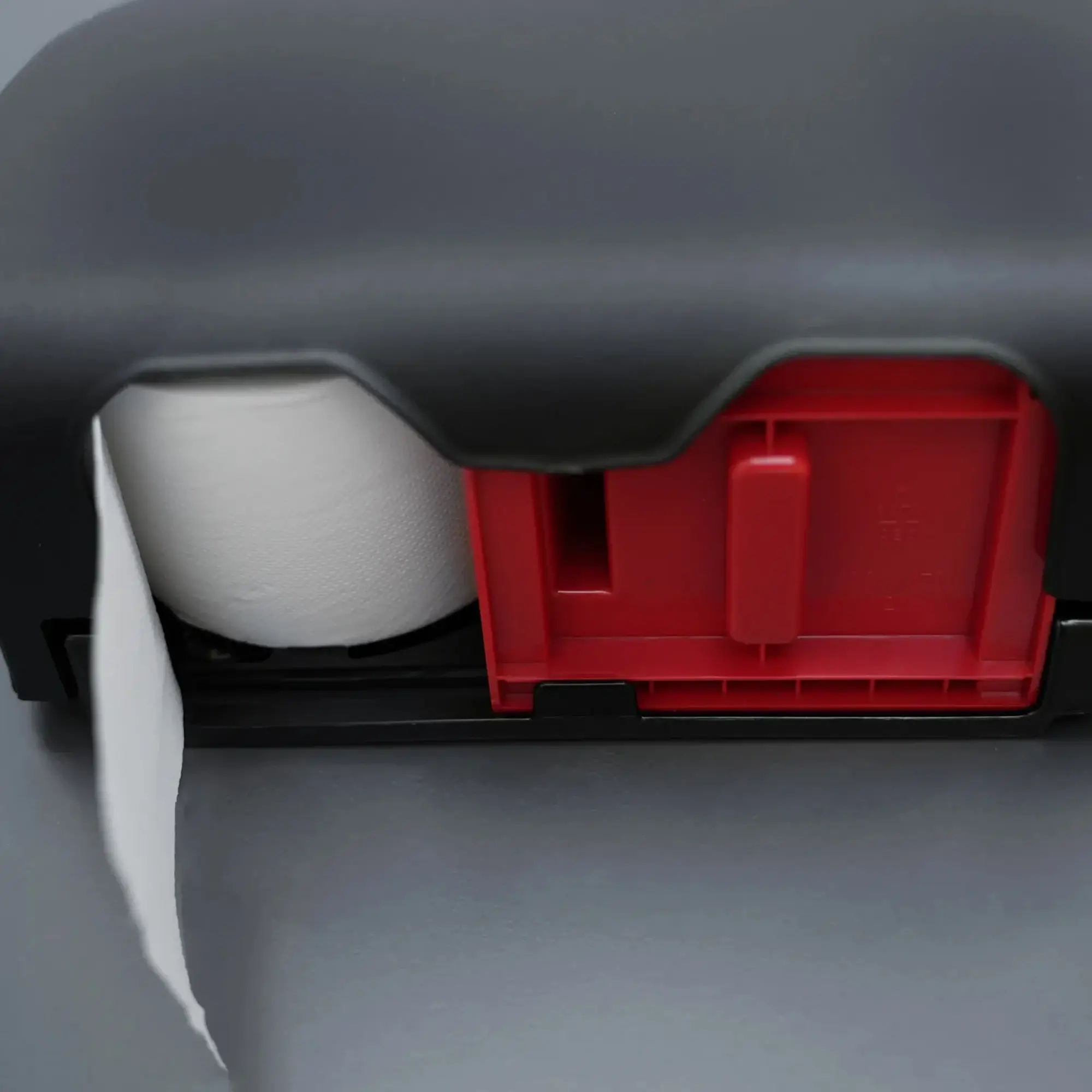 SEMYtop Toilettenpapierspender für 2 Rollen kernlos aus robustem Kunststoff, Detailansicht mit eingelegter kernloser Toilettenpapierrolle und rotem Innenmechanismus