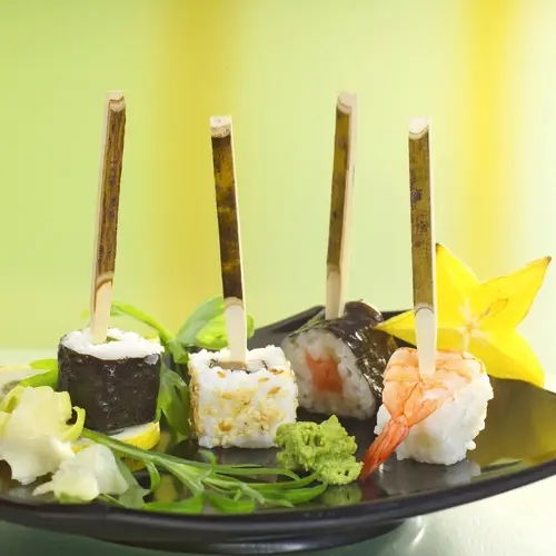PAPSTAR Fingerfood - Spieße 11 cm "Nature" aus Bambus mit natürlicher Rinde, dekorativ in Sushi und Fingerfood auf schwarzem Teller arrangiert, Art.-Nr. 16768