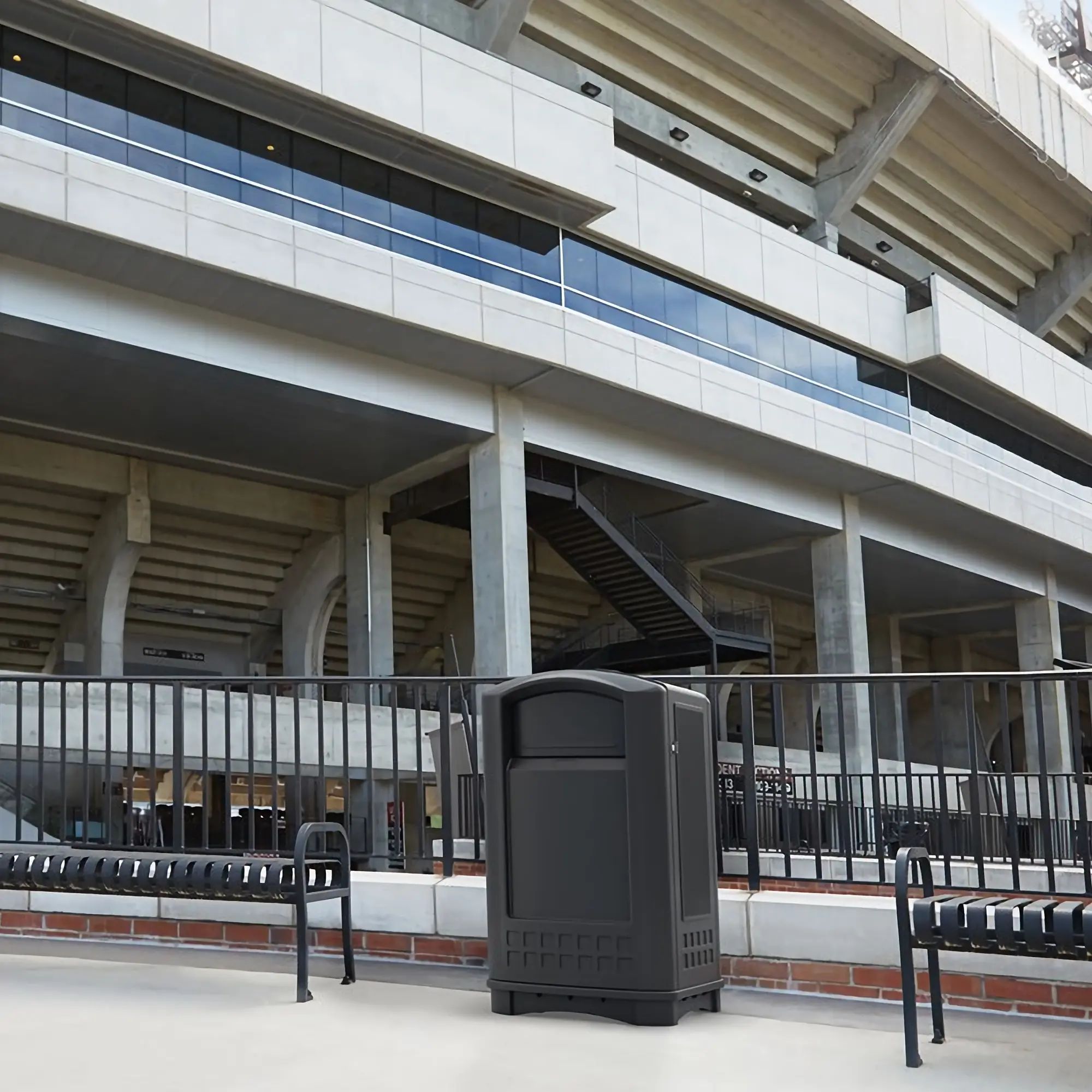 Rubbermaid Landmark Jr. Container Abfallbehälter 132 Liter aus robustem Polyethylen mit selbstschließenden Einwurfklappen für Außenbereiche, ideal für Stadion und öffentliche Plätze