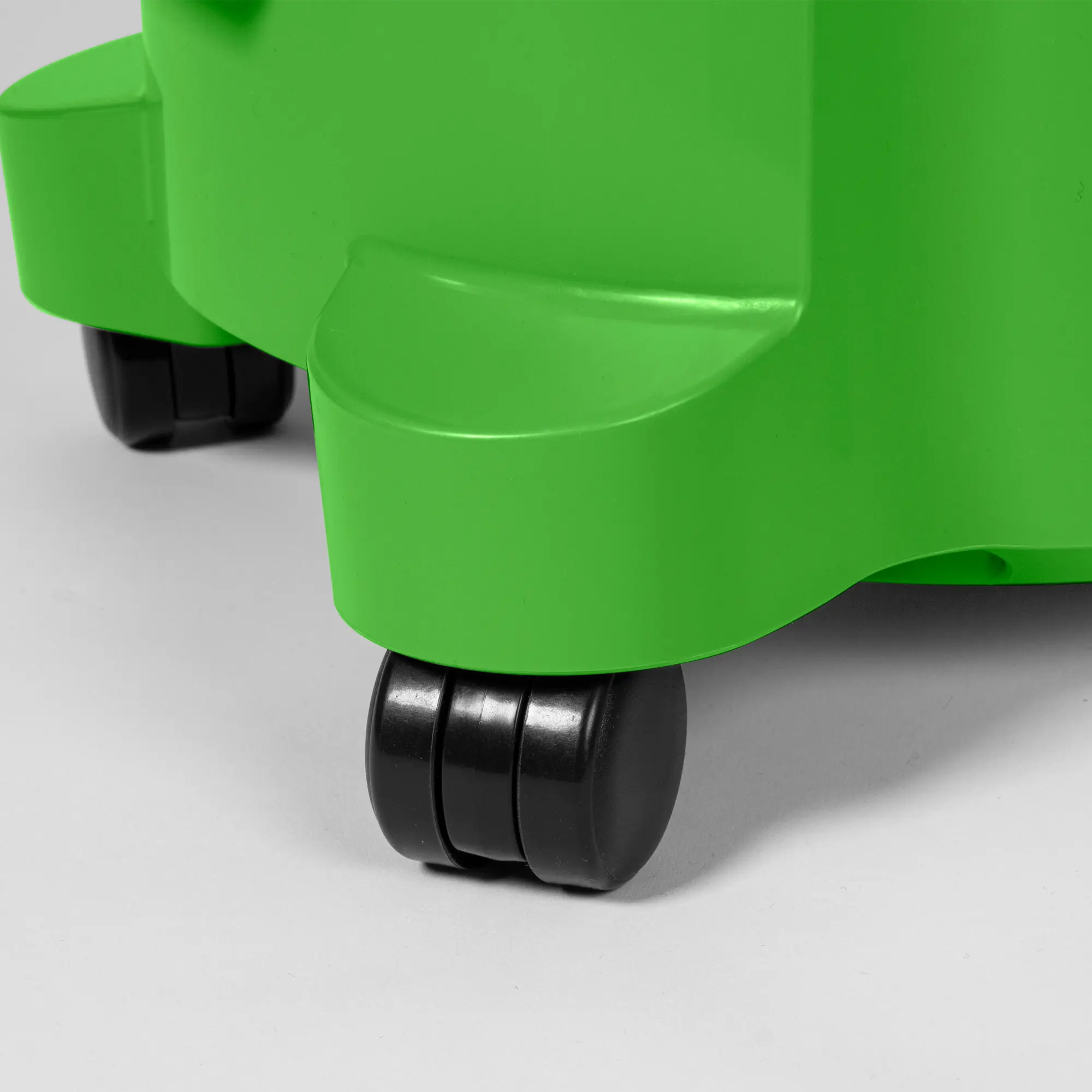 Hitachi Staubsauger CV-400 PRO in Grün mit 880 Watt Powermotor, beutellosem Filtersystem, robustem Kunststoffgehäuse und orangefarbenem Netzkabel