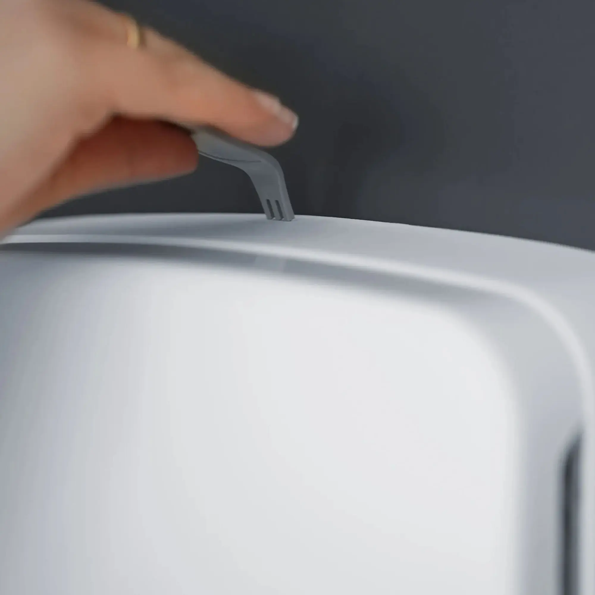 SEMYtop Handtuchspender Mini, Interfold – moderne, weiße Ausführung der Black-&-White-Linie mit komfortabler Deckelöffnung für Interfold-Handtücher, 300 Blatt