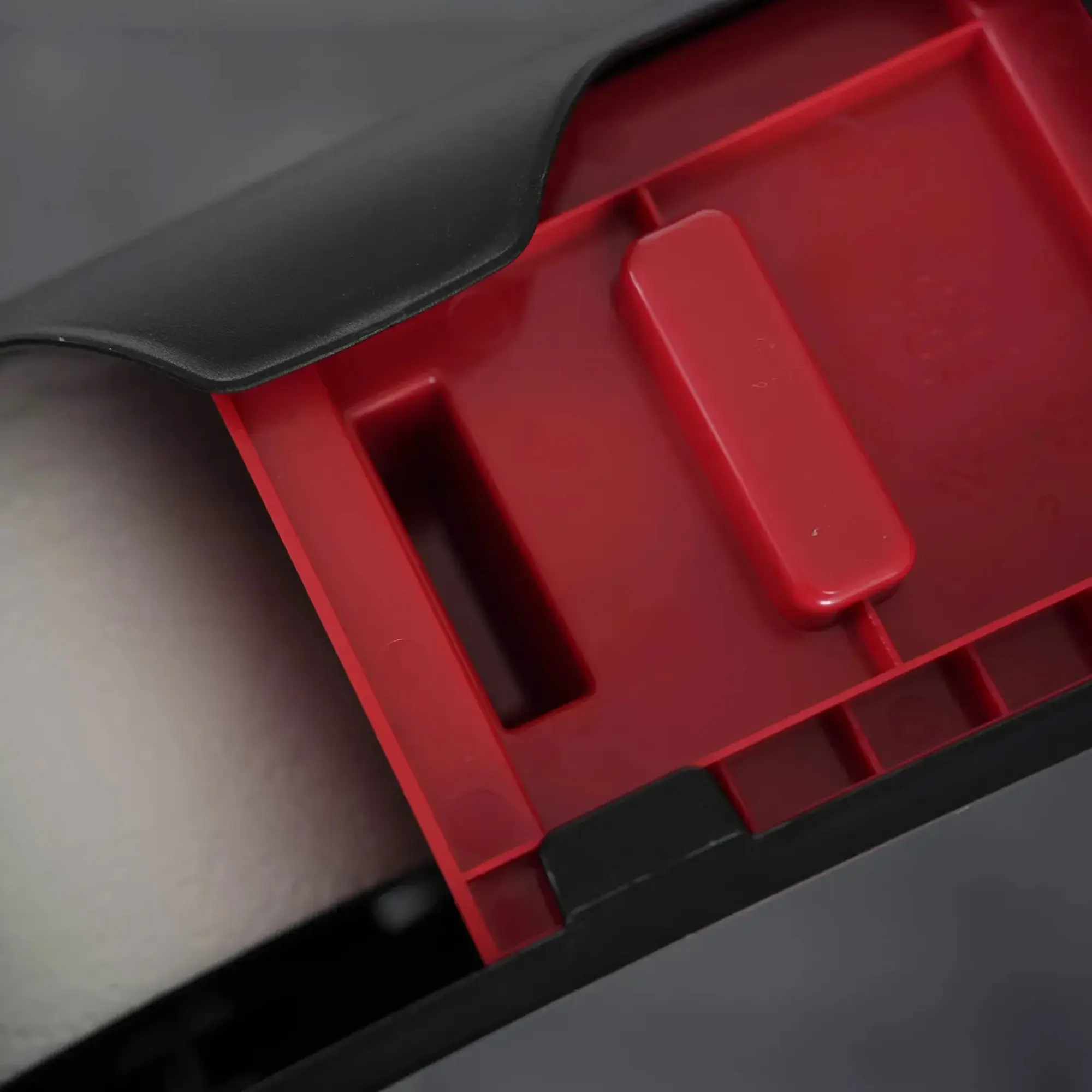 SEMYtop Toilettenpapierspender für 2 Rollen aus robustem Kunststoff, Detailansicht des Innenbereichs für zwei WC-Kleinrollen, geeignet für Unternehmen und Gastronomie