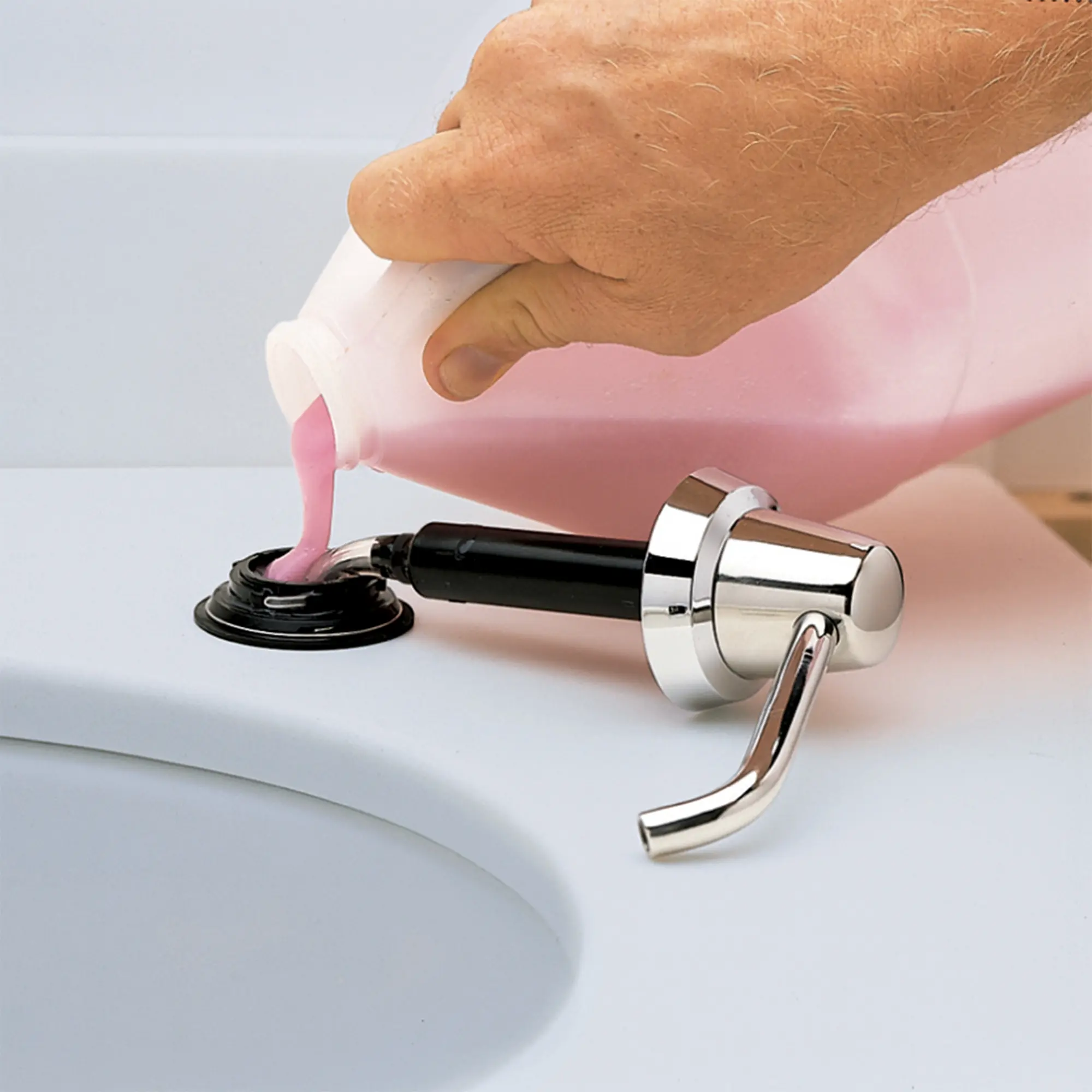 Bobrick B-822 Seifenspender zur Waschtischmontage 1000 ml aus Edelstahl, manuelles Nachfüllen von Flüssigseife durch Öffnung im Waschtisch, Artikelnummer B-822