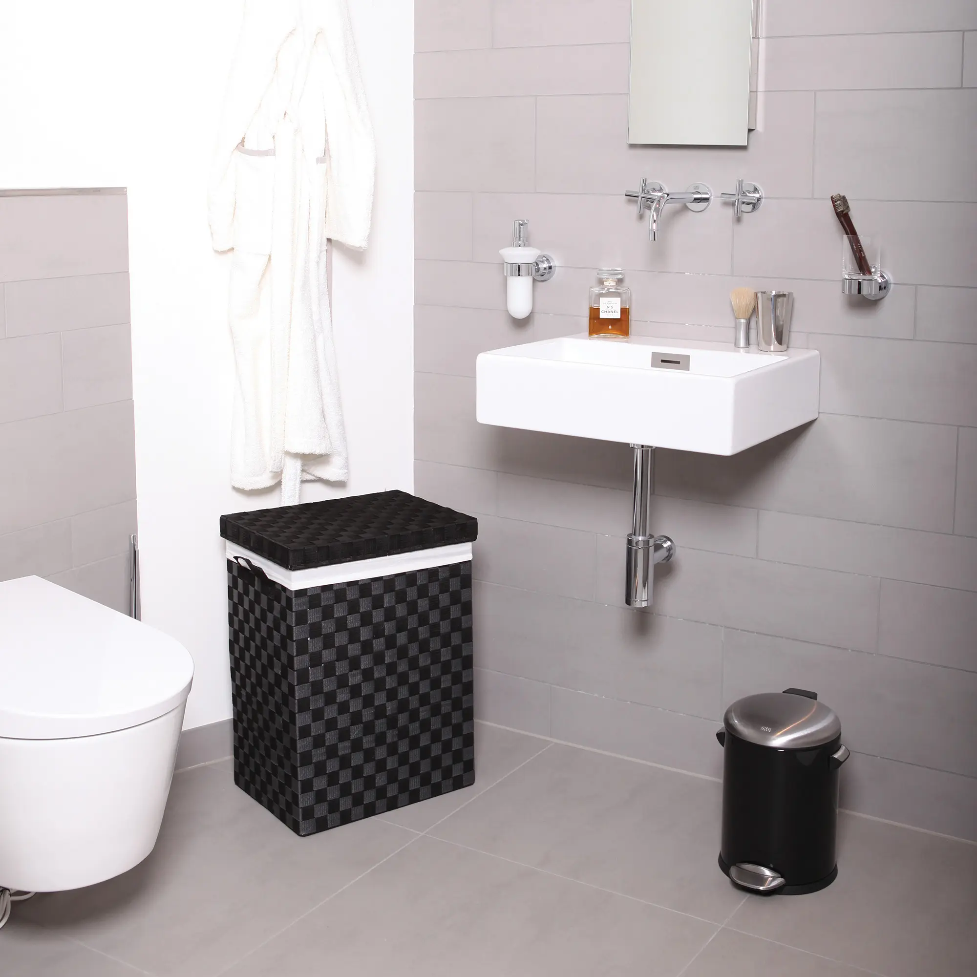 EKO Belle Deluxe Tretmülleimer 5 Liter, schwarzer Treteimer aus mattem Edelstahl mit Soft-Close-Deckel und Kunststoff-Inneneimer im Badezimmer