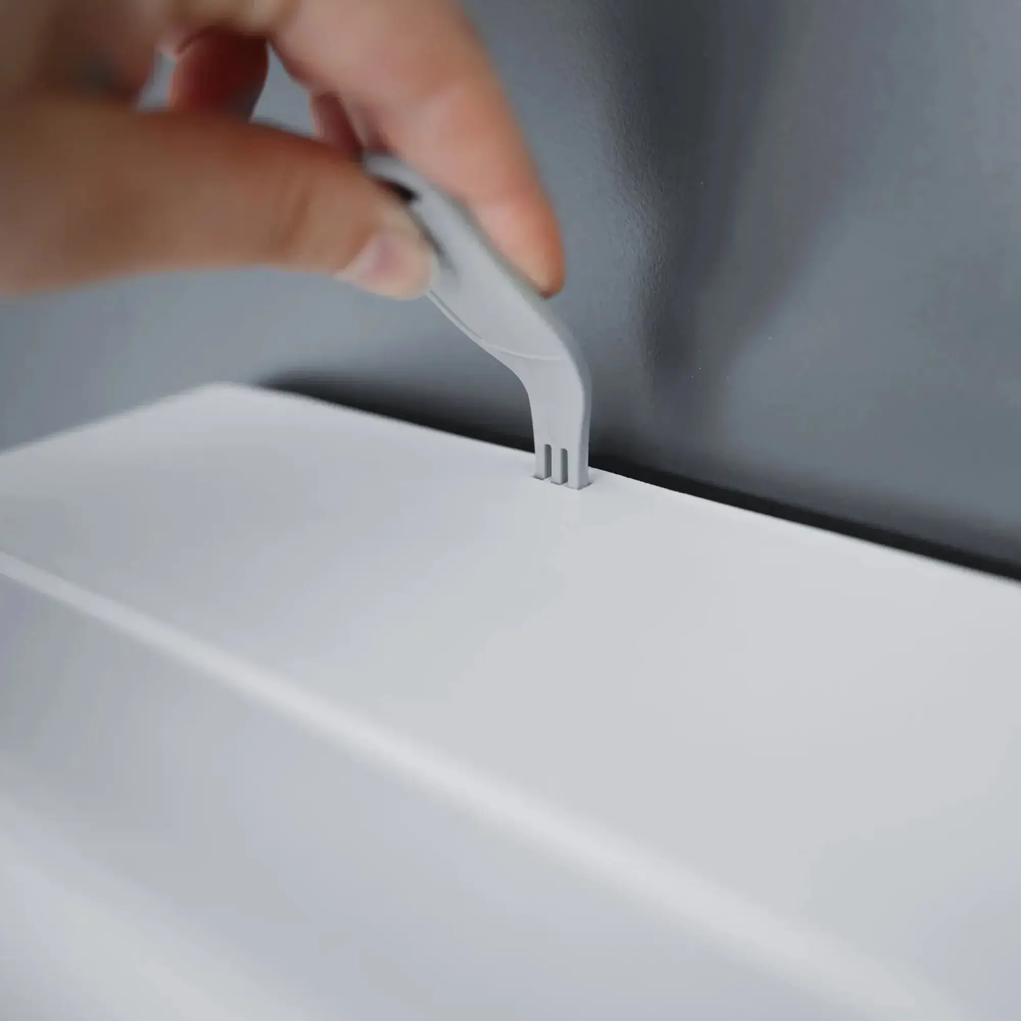 SEMYtop Toilettenpapierspender für 2 Rollen, komfortables Öffnen des robusten Kunststoff-Spenders mit Schlüssel für hygienische Wartung