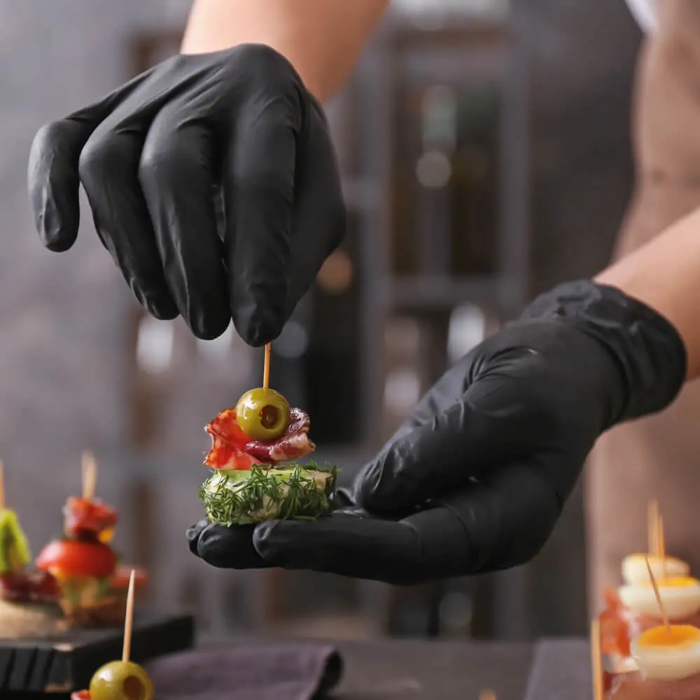 Hygostar Safe Light Nitrilhandschuhe schwarz puderfrei, eingesetzt bei der hygienischen Zubereitung von Fingerfood in der Gastronomie, VE 1000 Stück