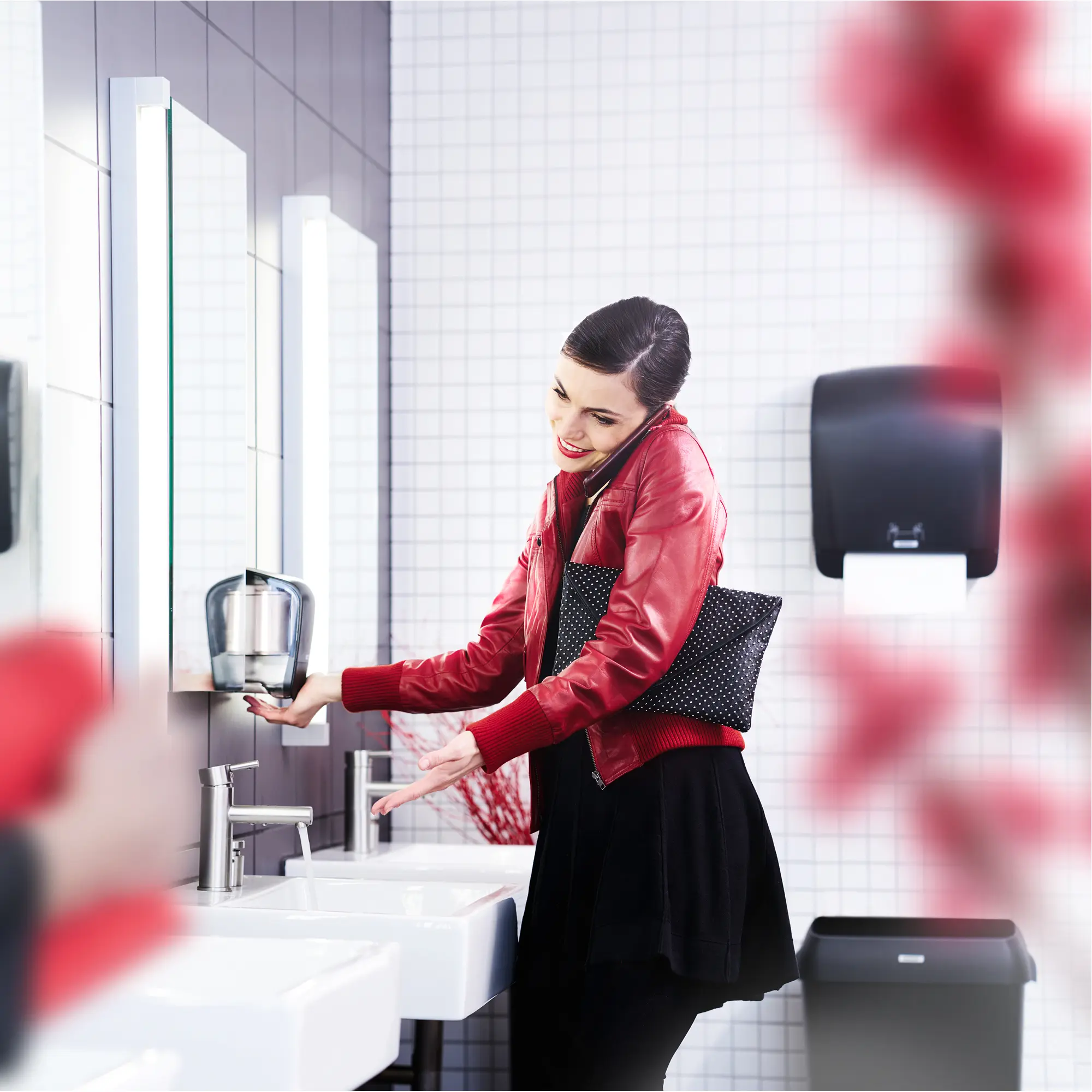 Katrin System-Handtuchrollenspender M2 aus schwarzem Kunststoff mit Schneidemechanismus für System-Handtuchrollen, Artikel 82094 82070