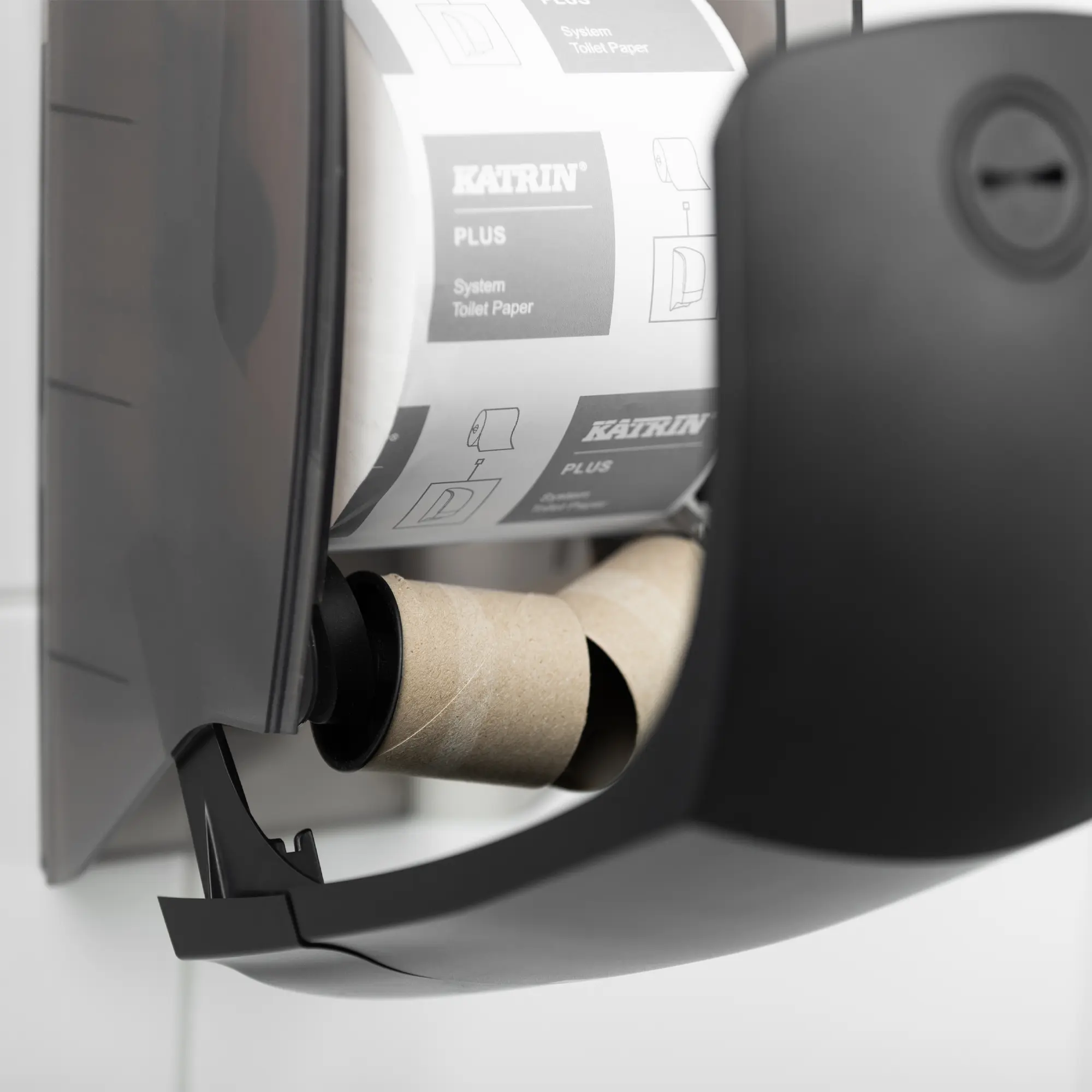 Katrin System-Toilettenpapierspender schwarz mit zwei Rollen System-Toilettenpapier, automatische Nachrückfunktion für kontinuierliche WC-Papier-Versorgung, Art.-Nr. 104605