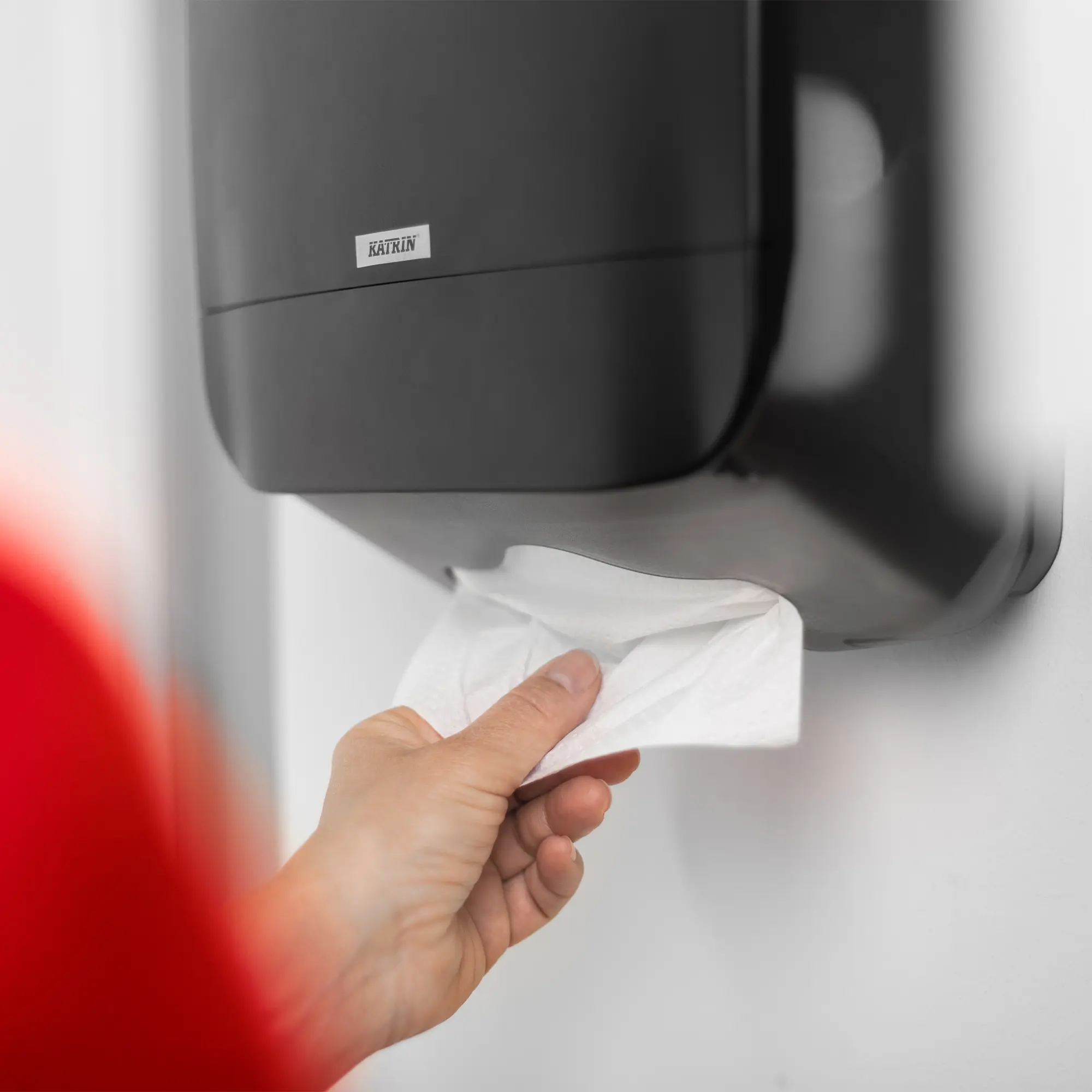 Katrin Handtuchpapierspender M aus schlagfestem Kunststoff in Schwarz, an der Wand montiert, mit entnehmbaren Papierhandtüchern, Artikelnummer 77410