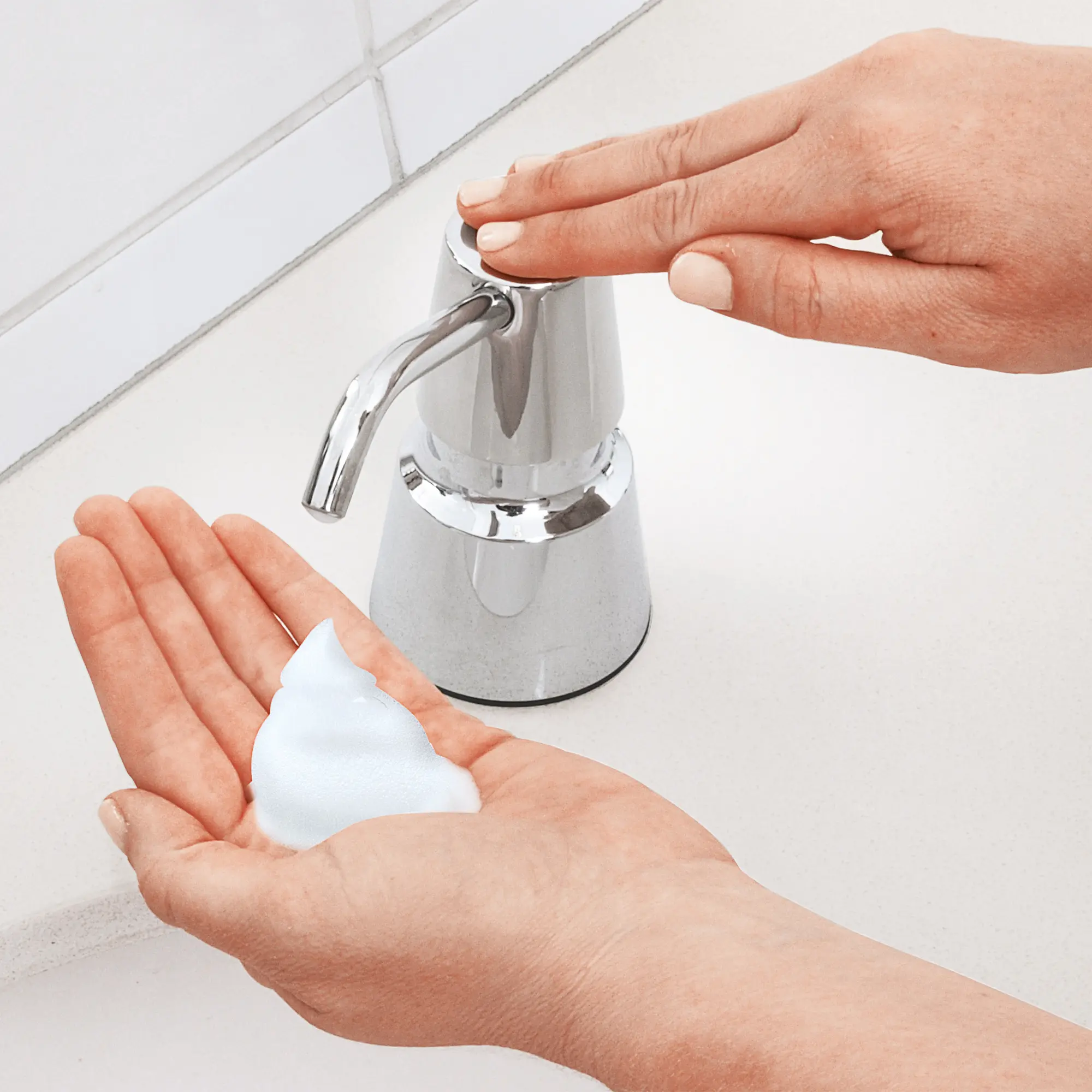 Bobrick B-823 Schaumseifenspender zur Waschtischmontage 1000 ml mit langem Auslaufhahn und Nachfüllflasche, manueller Schaumausgabe, Artikelnummer B-823